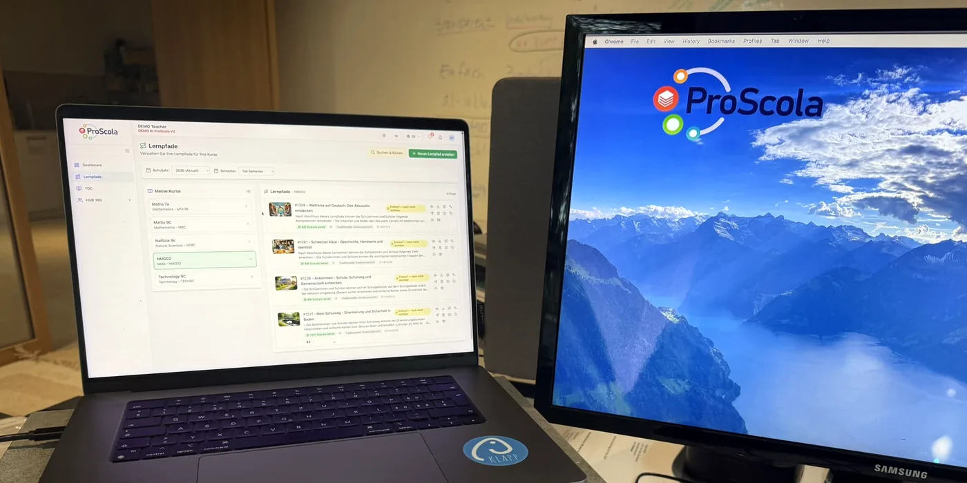 ProScola im Einsatz: Lernpfade auf dem Laptop, daneben ein Bildschirm mit dem ProScola Logo